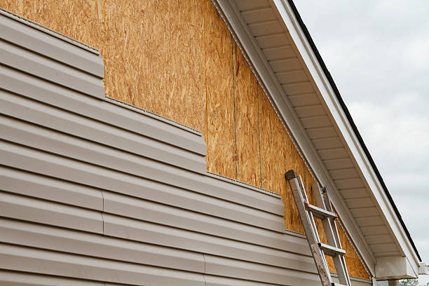 Professional Vinyl Siding technician working in Corinth, KY
